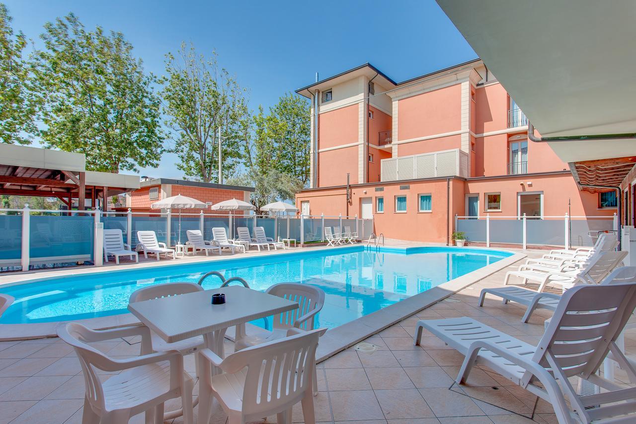 Hotel De La Ville Cesenatico Exteriör bild