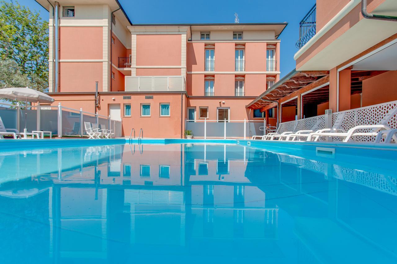 Hotel De La Ville Cesenatico Exteriör bild