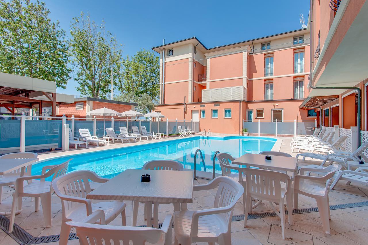 Hotel De La Ville Cesenatico Exteriör bild